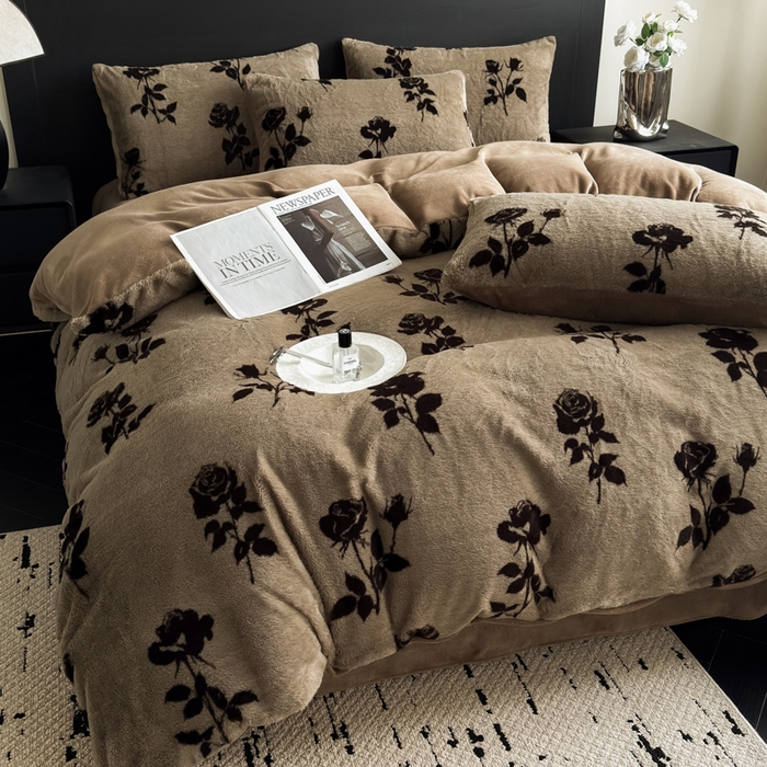 91家纺网 家纺一手货源 找家纺 九花鹿 2025新款A类高克重兔毛绒保暖印花四件套美拉德-玫瑰花语