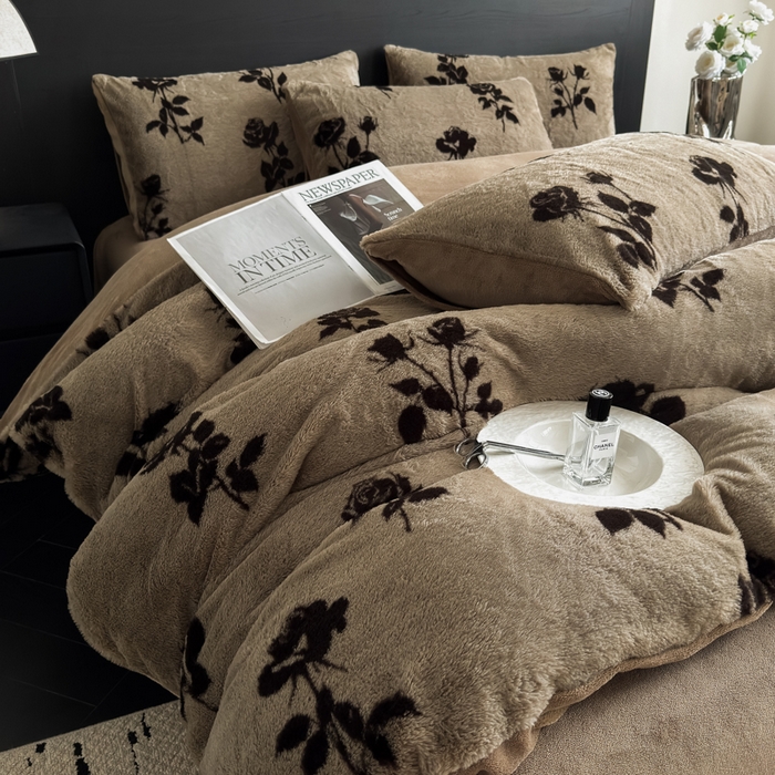 91家纺网 家纺一手货源 找家纺 九花鹿 2025新款A类高克重兔毛绒保暖印花四件套美拉德-玫瑰花语