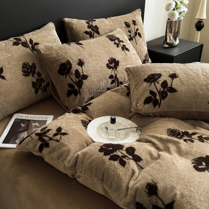 91家纺网 家纺一手货源 找家纺 九花鹿 2025新款A类高克重兔毛绒保暖印花四件套美拉德-玫瑰花语