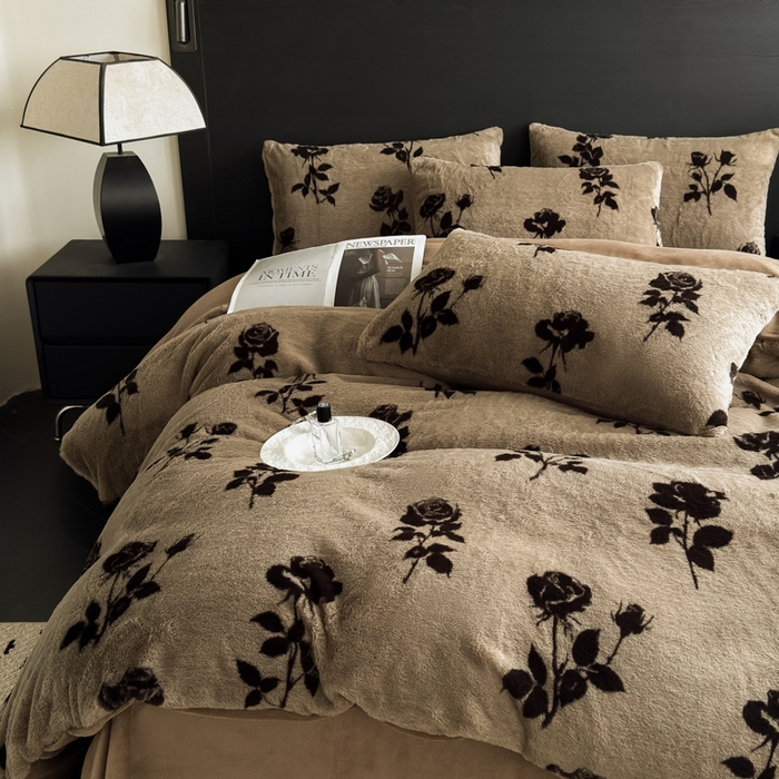 91家纺网 家纺一手货源 找家纺 九花鹿 2025新款A类高克重兔毛绒保暖印花四件套美拉德-玫瑰花语