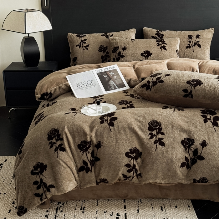 91家纺网 家纺一手货源 找家纺 九花鹿 2025新款A类高克重兔毛绒保暖印花四件套美拉德-玫瑰花语