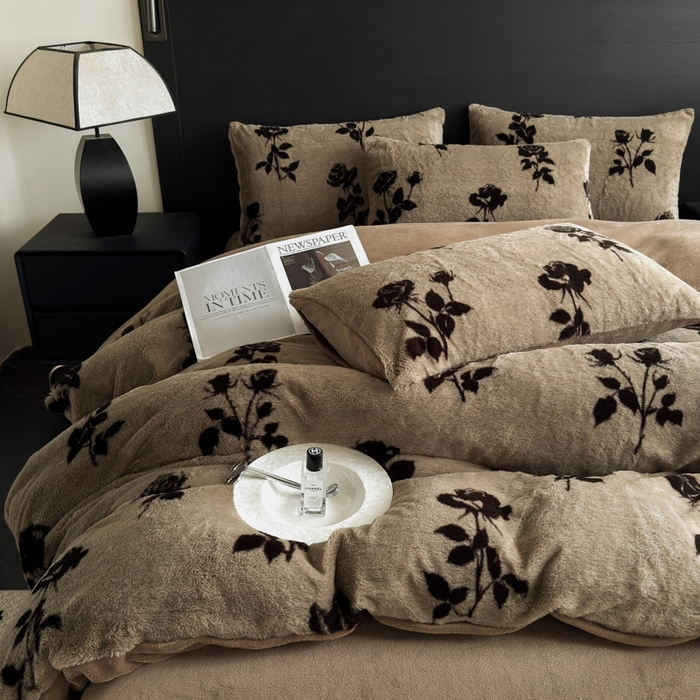 91家纺网 家纺一手货源 找家纺 九花鹿 2025新款A类高克重兔毛绒保暖印花四件套美拉德-玫瑰花语