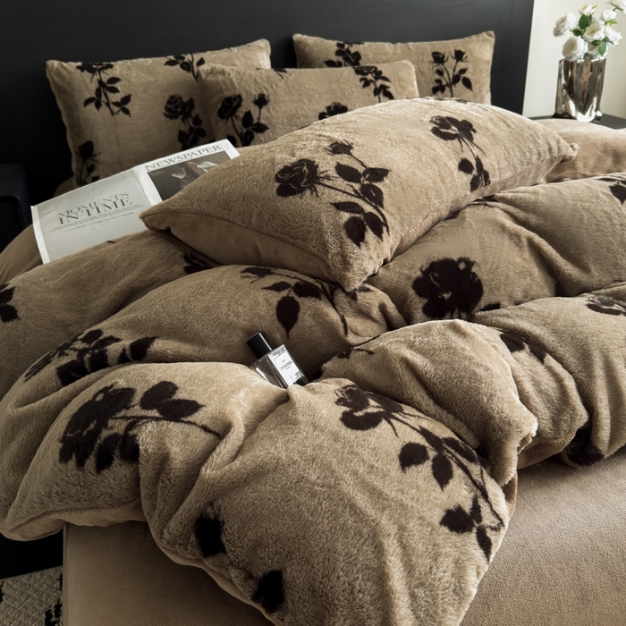 91家纺网 家纺一手货源 找家纺 九花鹿 2025新款A类高克重兔毛绒保暖印花四件套美拉德-玫瑰花语