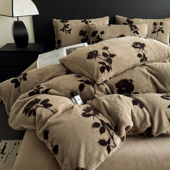 91家纺网 家纺一手货源 找家纺 九花鹿 2025新款A类高克重兔毛绒保暖印花四件套美拉德-玫瑰花语