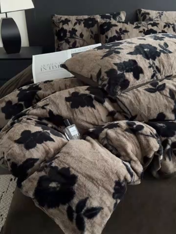 91家纺网 家纺一手货源 找家纺 九花鹿 2025新款A类高克重兔毛绒保暖印花四件套美拉德-玫瑰花语