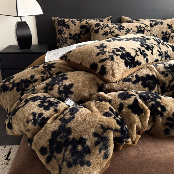 91家纺网 家纺一手货源 找家纺 九花鹿 2025新款A类高克重兔毛绒保暖印花四件套美拉德-枝蔓(咖)