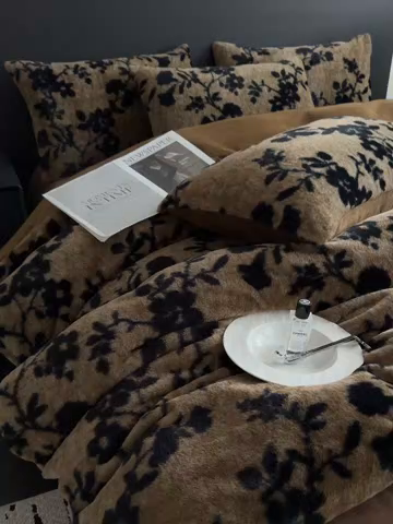 91家纺网 家纺一手货源 找家纺 九花鹿 2025新款A类高克重兔毛绒保暖印花四件套美拉德-枝蔓(咖)
