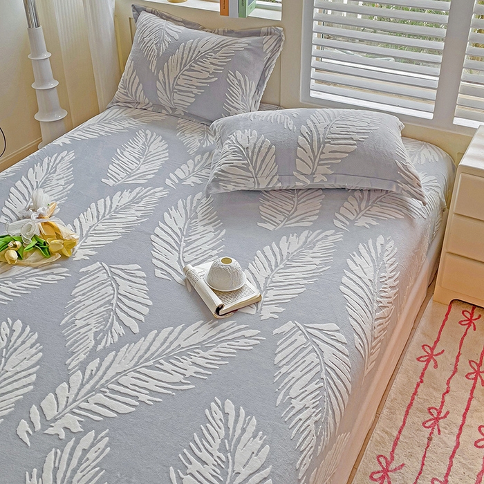 91家纺网 家纺一手货源 找家纺 名兮-2025新款立体高克重加厚浮雕绒单床笠款 羽毛-灰