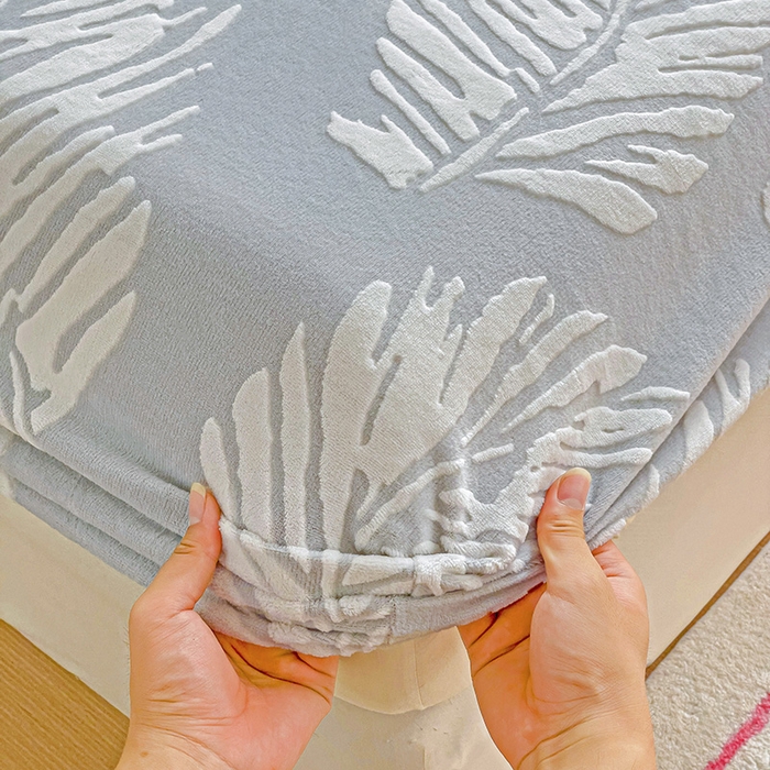 91家纺网 家纺一手货源 找家纺 名兮-2025新款立体高克重加厚浮雕绒单床笠款 羽毛-灰