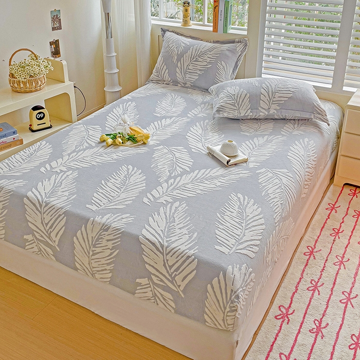 91家纺网 家纺一手货源 找家纺 名兮-2025新款立体高克重加厚浮雕绒单床笠款 羽毛-灰