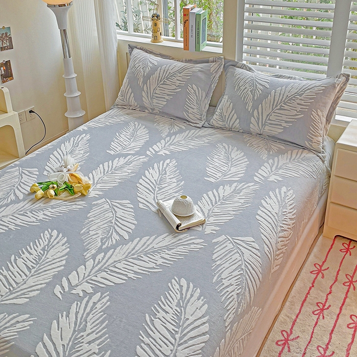 91家纺网 家纺一手货源 找家纺 名兮-2025新款立体高克重加厚浮雕绒单床笠款 羽毛-灰