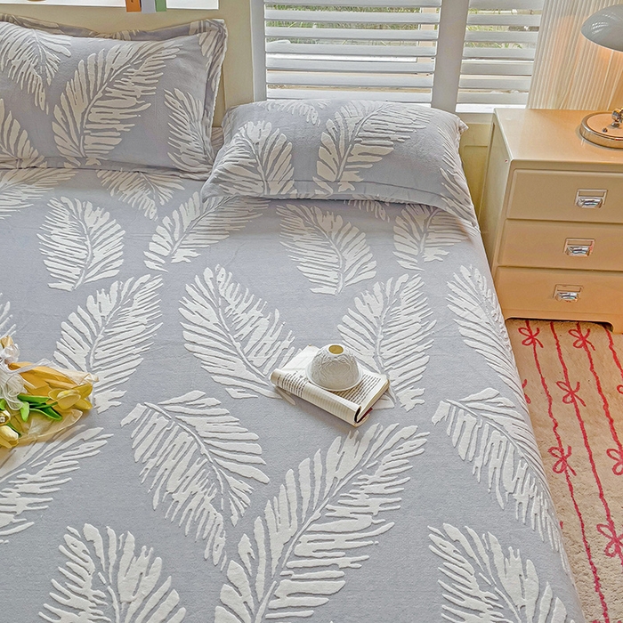 91家纺网 家纺一手货源 找家纺 名兮-2025新款立体高克重加厚浮雕绒单床笠款 羽毛-灰