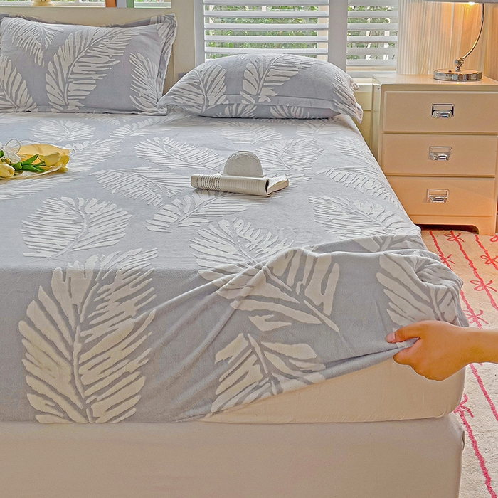 91家纺网 家纺一手货源 找家纺 名兮-2025新款立体高克重加厚浮雕绒单床笠款 羽毛-灰