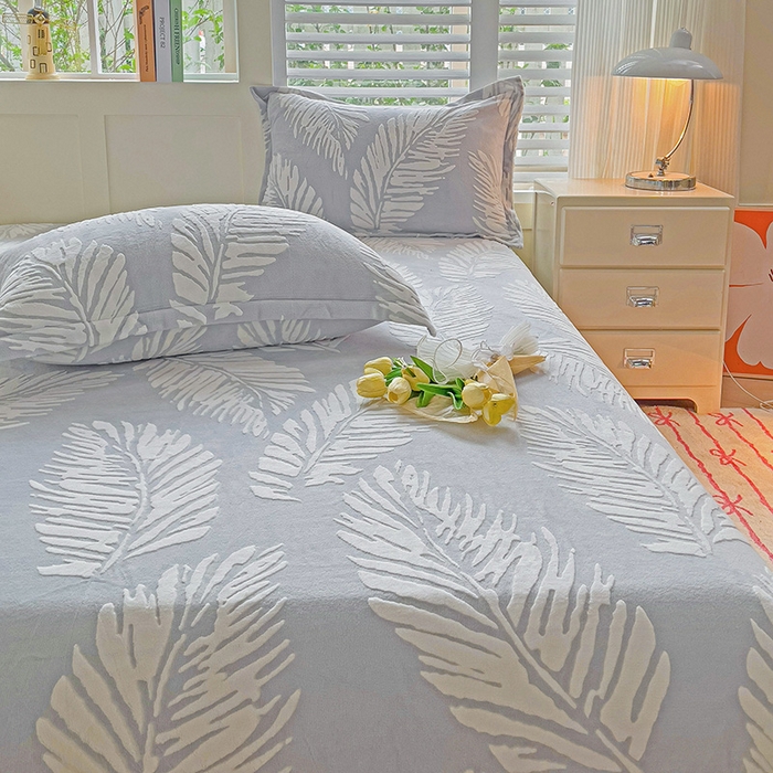 91家纺网 家纺一手货源 找家纺 名兮-2025新款立体高克重加厚浮雕绒单床笠款 羽毛-灰