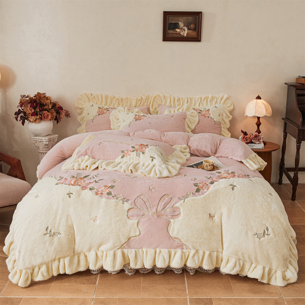 91家纺网 家纺一手货源 找家纺 （总）宜凡家纺 2025新款牛奶绒贴布兔绒刺绣床裙四件套--淡香伊人系列