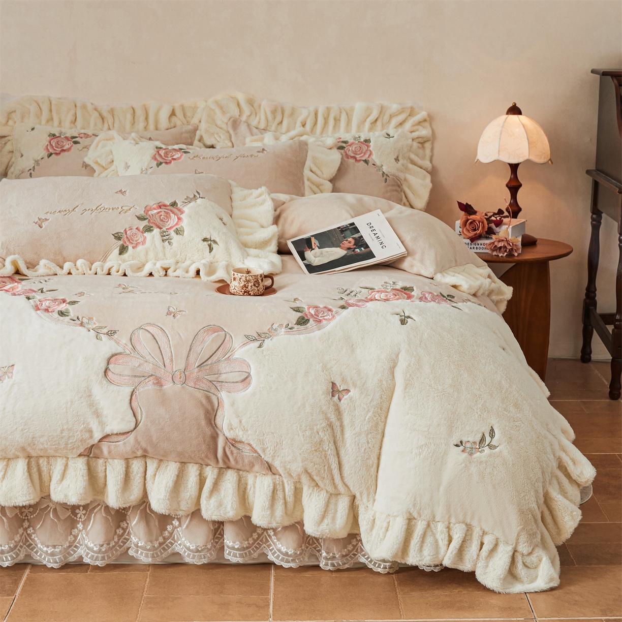 91家纺网 家纺一手货源 找家纺 宜凡家纺 2025新款牛奶绒贴布兔绒刺绣床裙四件套--淡香伊人系列 淡香伊人-奶油咖