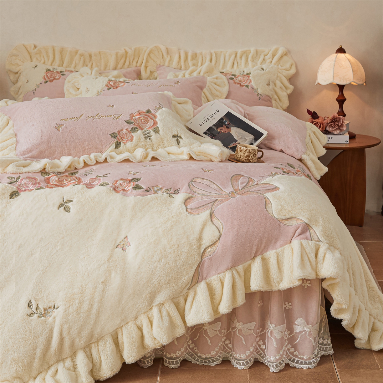 91家纺网 家纺一手货源 找家纺 宜凡家纺 2025新款牛奶绒贴布兔绒刺绣床裙四件套--淡香伊人系列 淡香伊人-香芋紫