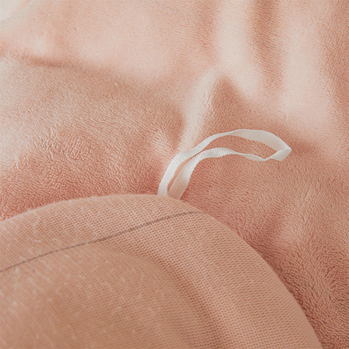 91家纺网 家纺一手货源 找家纺 宜凡家纺 2025新款牛奶绒贴布兔绒刺绣床裙四件套--淡香伊人系列 淡香伊人-仙女粉