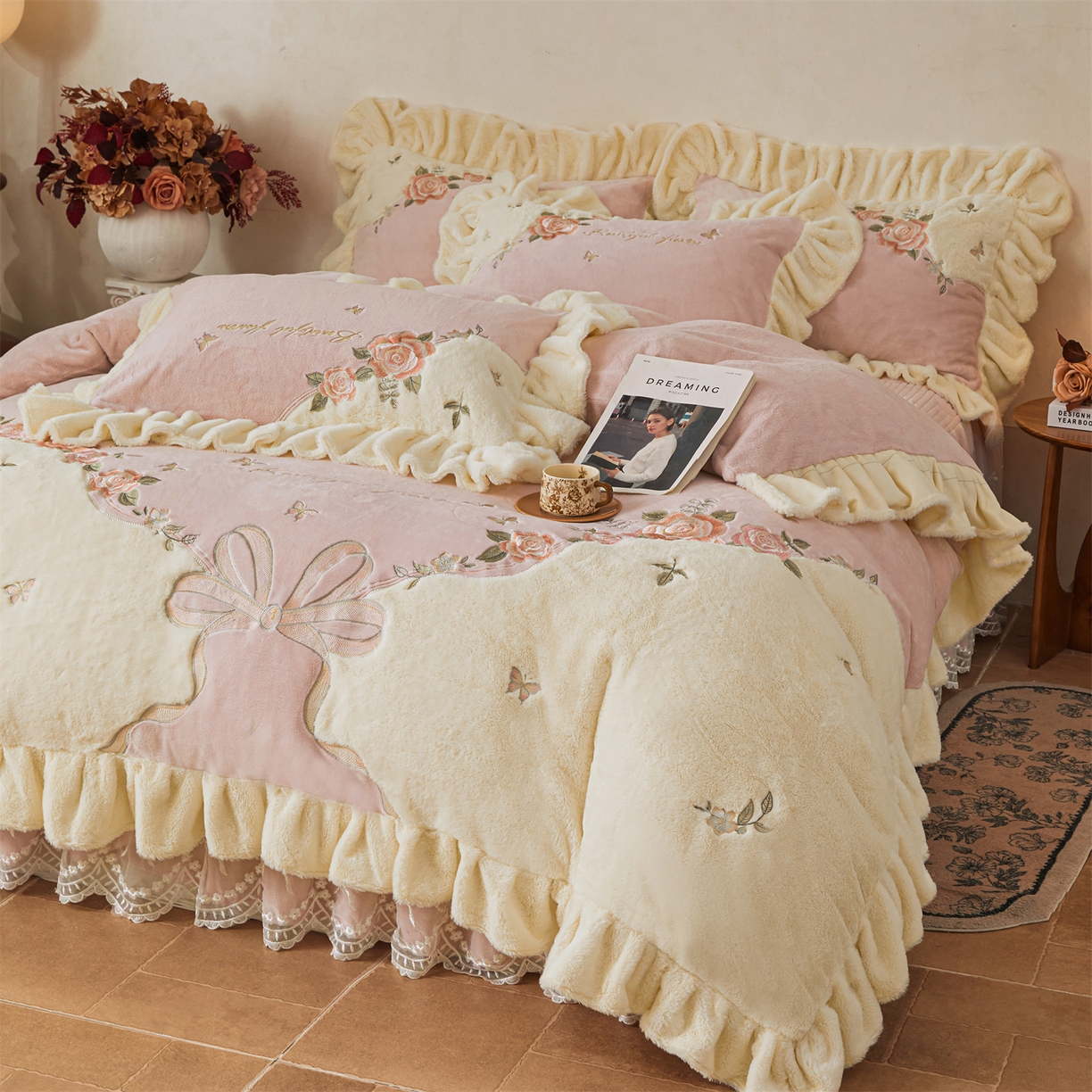 91家纺网 家纺一手货源 找家纺 宜凡家纺 2025新款牛奶绒贴布兔绒刺绣床裙四件套--淡香伊人系列 淡香伊人-香芋紫