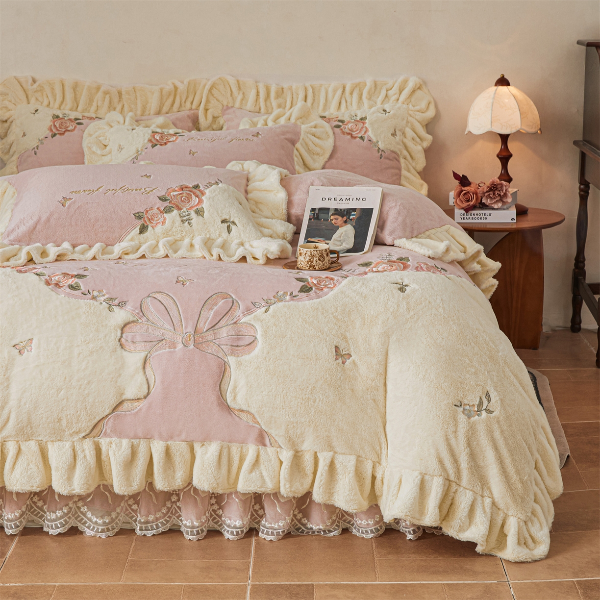 91家纺网 家纺一手货源 找家纺 宜凡家纺 2025新款牛奶绒贴布兔绒刺绣床裙四件套--淡香伊人系列 淡香伊人-香芋紫