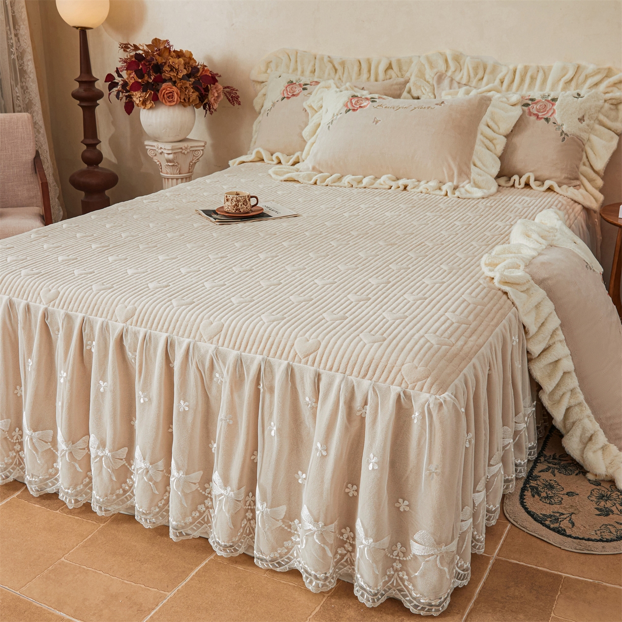 91家纺网 家纺一手货源 找家纺 宜凡家纺 2025新款牛奶绒贴布兔绒刺绣床裙四件套--淡香伊人系列 淡香伊人-奶油咖