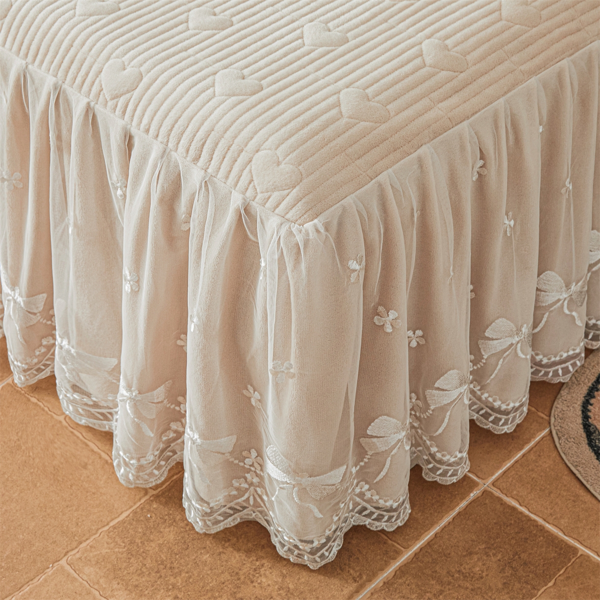 91家纺网 家纺一手货源 找家纺 宜凡家纺 2025新款牛奶绒贴布兔绒刺绣床裙四件套--淡香伊人系列 淡香伊人-奶油咖