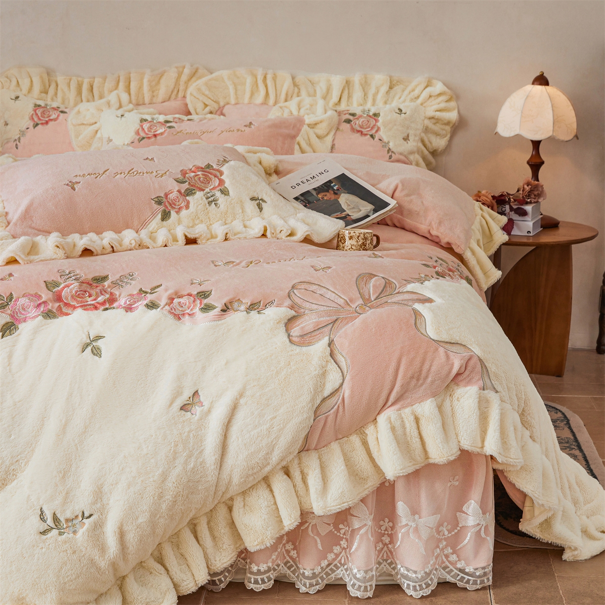 91家纺网 家纺一手货源 找家纺 宜凡家纺 2025新款牛奶绒贴布兔绒刺绣床裙四件套--淡香伊人系列 淡香伊人-仙女粉