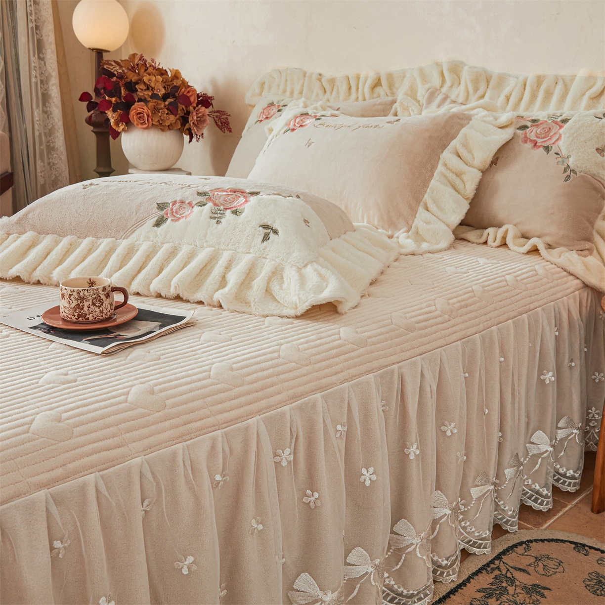 91家纺网 家纺一手货源 找家纺 宜凡家纺 2025新款牛奶绒贴布兔绒刺绣床裙四件套--淡香伊人系列 淡香伊人-奶油咖