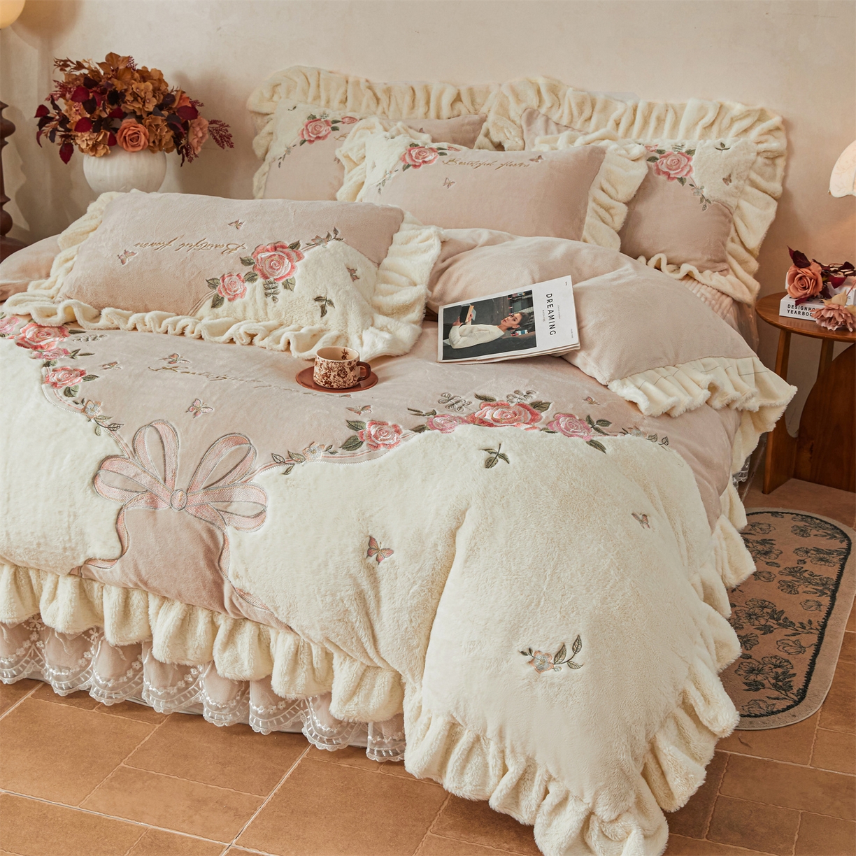 91家纺网 家纺一手货源 找家纺 宜凡家纺 2025新款牛奶绒贴布兔绒刺绣床裙四件套--淡香伊人系列 淡香伊人-奶油咖