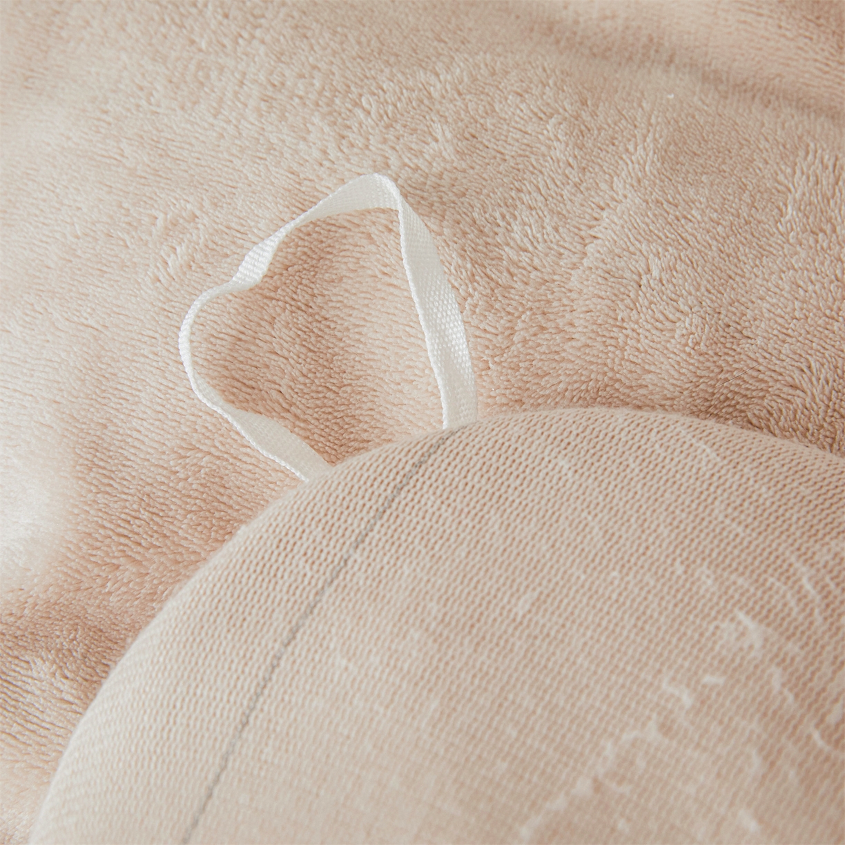 91家纺网 家纺一手货源 找家纺 宜凡家纺 2025新款牛奶绒贴布兔绒刺绣床裙四件套--淡香伊人系列 淡香伊人-奶油咖