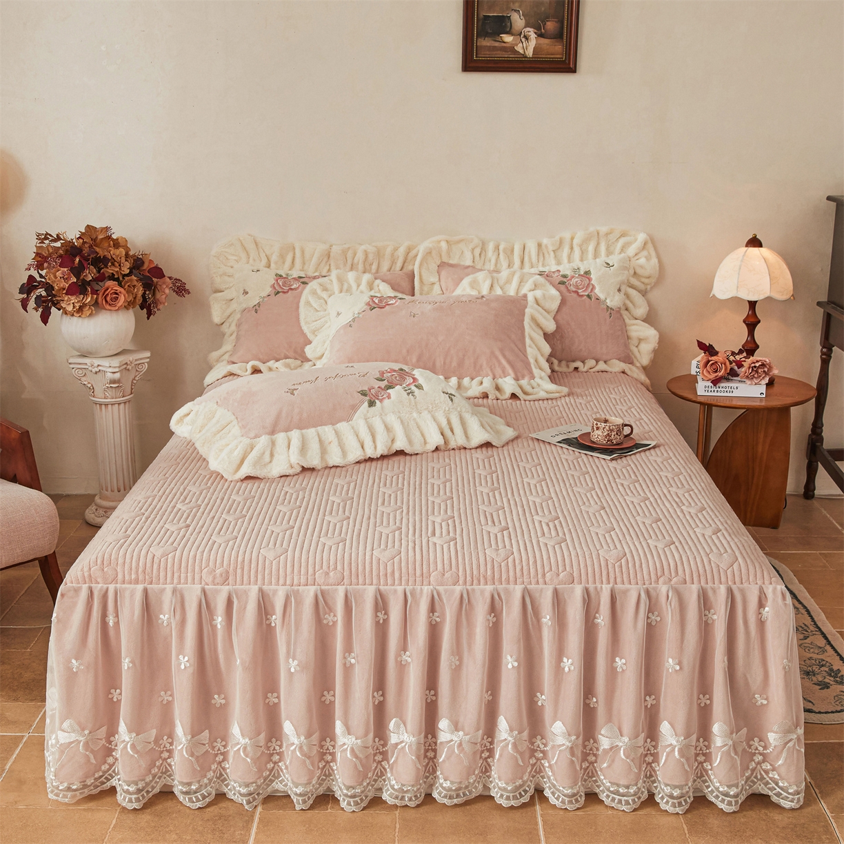 91家纺网 家纺一手货源 找家纺 宜凡家纺 2025新款牛奶绒贴布兔绒刺绣床裙四件套--淡香伊人系列 淡香伊人-香妃玉