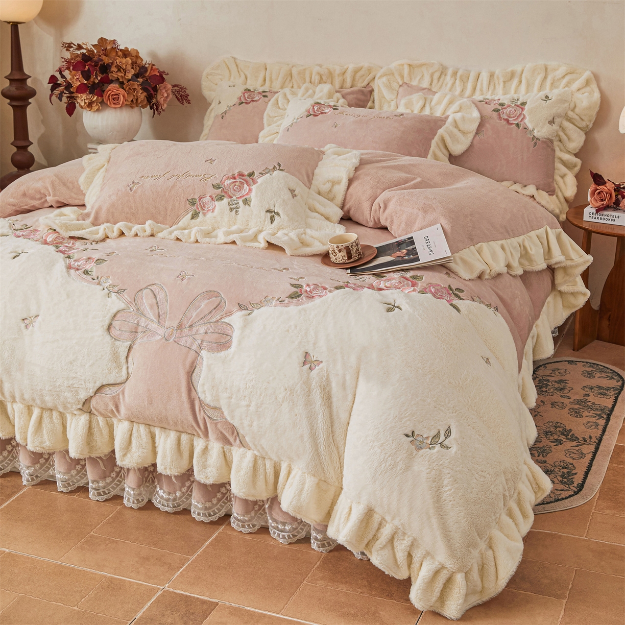 91家纺网 家纺一手货源 找家纺 宜凡家纺 2025新款牛奶绒贴布兔绒刺绣床裙四件套--淡香伊人系列 淡香伊人-香妃玉