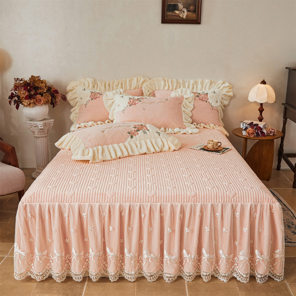 91家纺网 家纺一手货源 找家纺 宜凡家纺 2025新款牛奶绒贴布兔绒刺绣床裙四件套--淡香伊人系列 淡香伊人-仙女粉