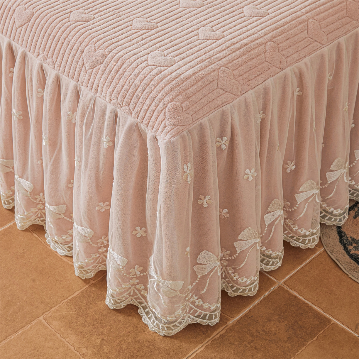 91家纺网 家纺一手货源 找家纺 宜凡家纺 2025新款牛奶绒贴布兔绒刺绣床裙四件套--淡香伊人系列 淡香伊人-香芋紫