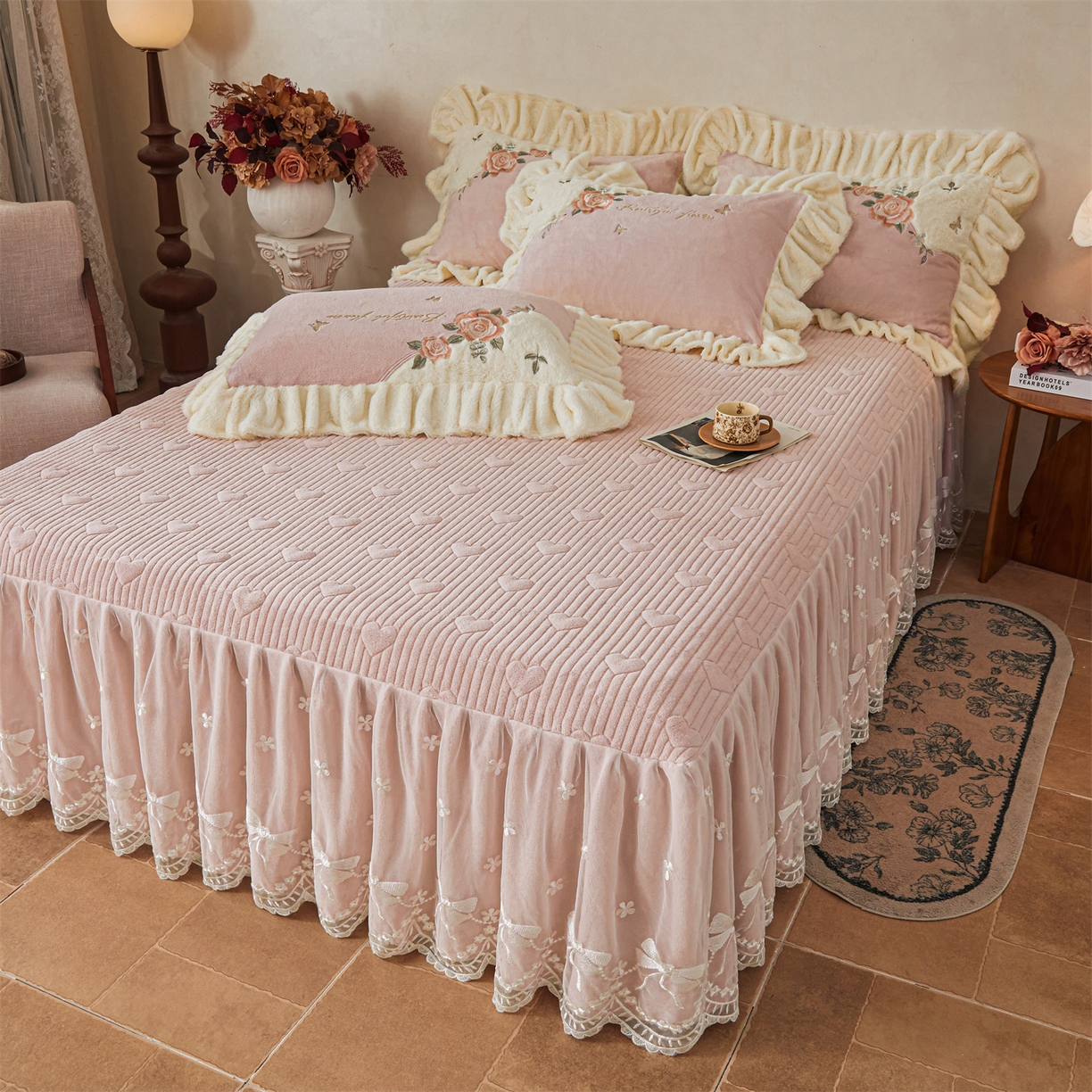 91家纺网 家纺一手货源 找家纺 宜凡家纺 2025新款牛奶绒贴布兔绒刺绣床裙四件套--淡香伊人系列 淡香伊人-香芋紫