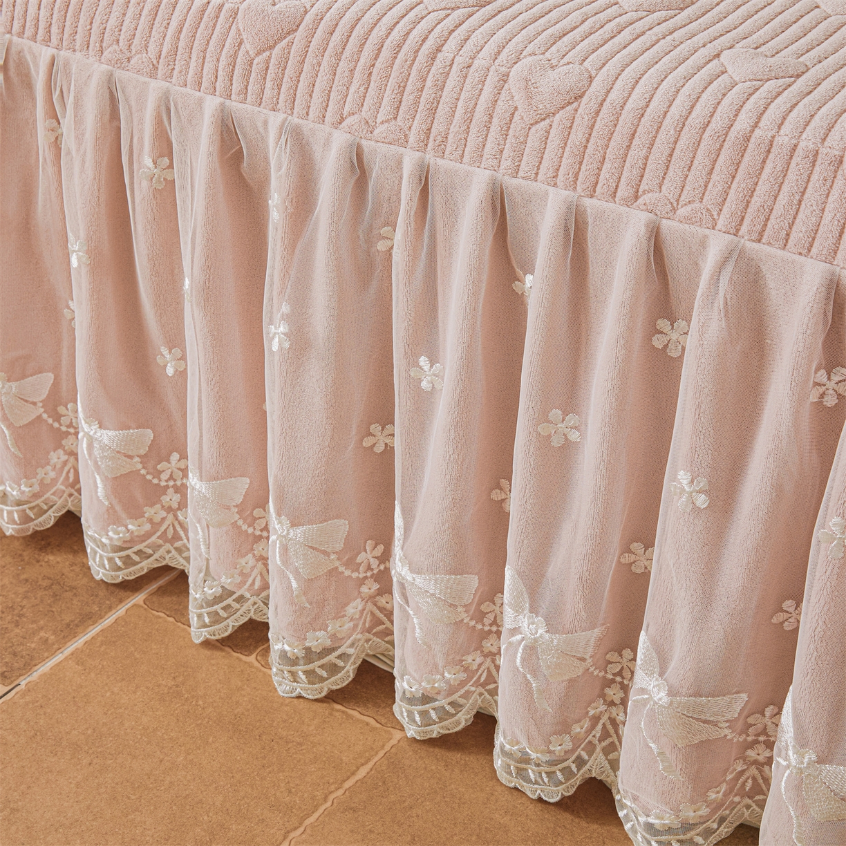 91家纺网 家纺一手货源 找家纺 宜凡家纺 2025新款牛奶绒贴布兔绒刺绣床裙四件套--淡香伊人系列 淡香伊人-香芋紫