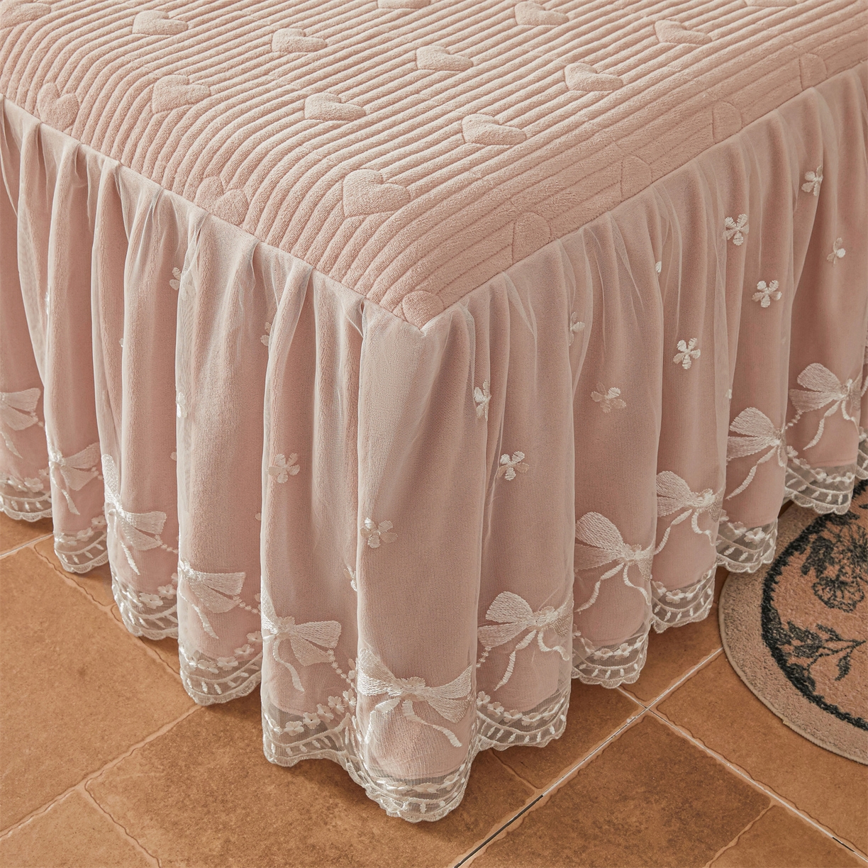 91家纺网 家纺一手货源 找家纺 宜凡家纺 2025新款牛奶绒贴布兔绒刺绣床裙四件套--淡香伊人系列 淡香伊人-香妃玉