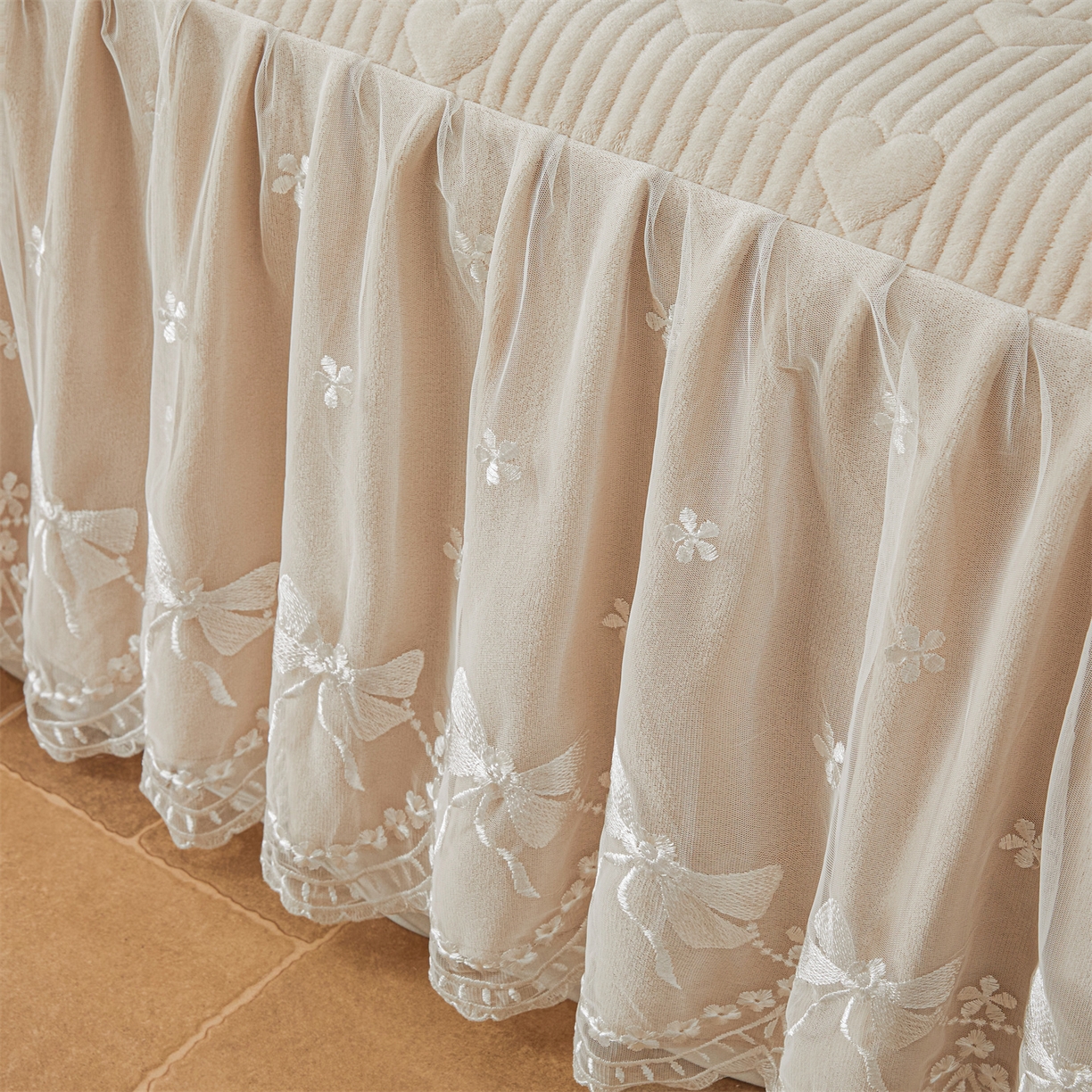 91家纺网 家纺一手货源 找家纺 宜凡家纺 2025新款牛奶绒贴布兔绒刺绣床裙四件套--淡香伊人系列 淡香伊人-奶油咖