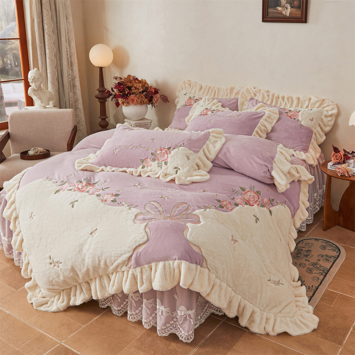 91家纺网 家纺一手货源 找家纺 宜凡家纺 2025新款牛奶绒贴布兔绒刺绣床裙四件套--淡香伊人系列 淡香伊人-罗兰紫