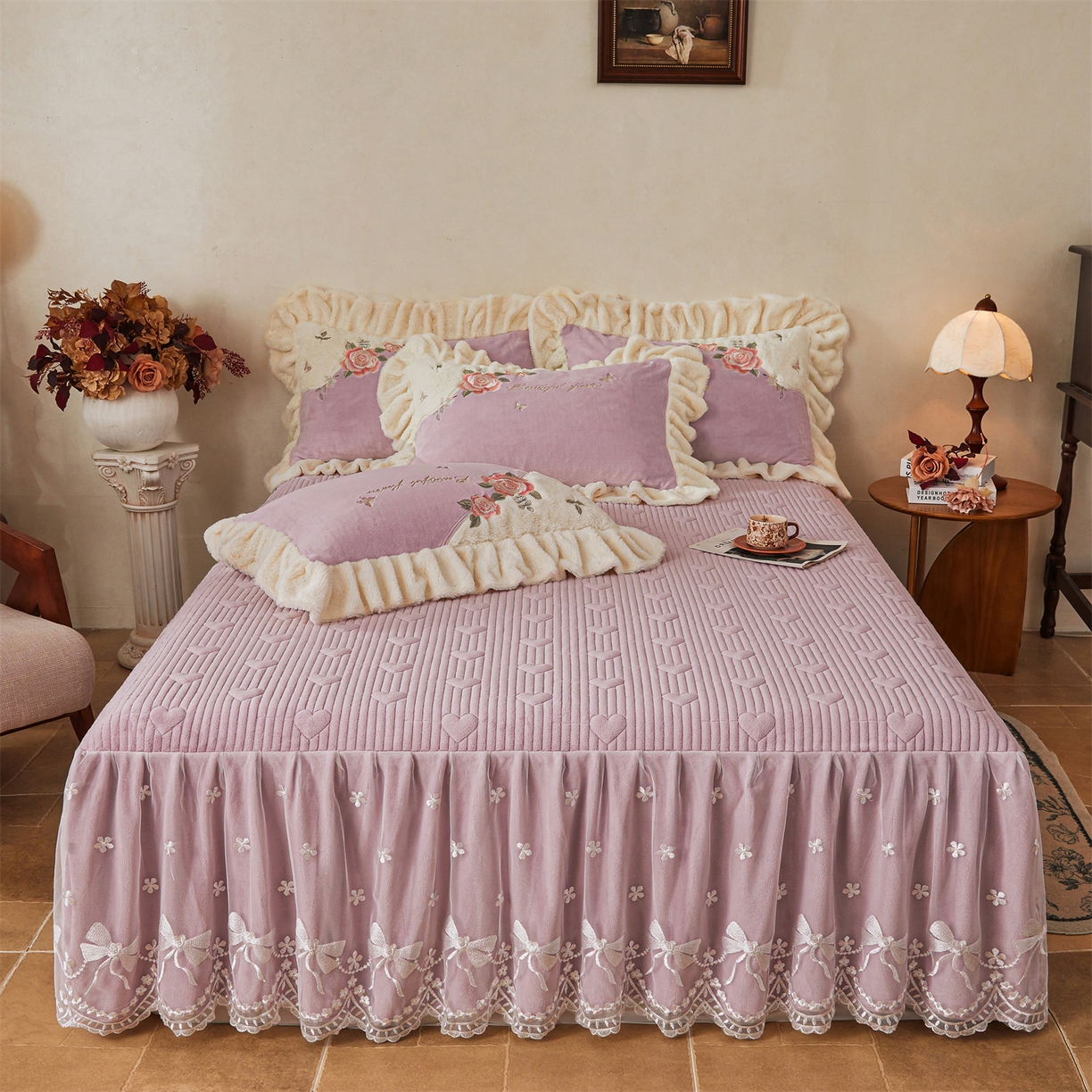 91家纺网 家纺一手货源 找家纺 宜凡家纺 2025新款牛奶绒贴布兔绒刺绣床裙四件套--淡香伊人系列 淡香伊人-罗兰紫