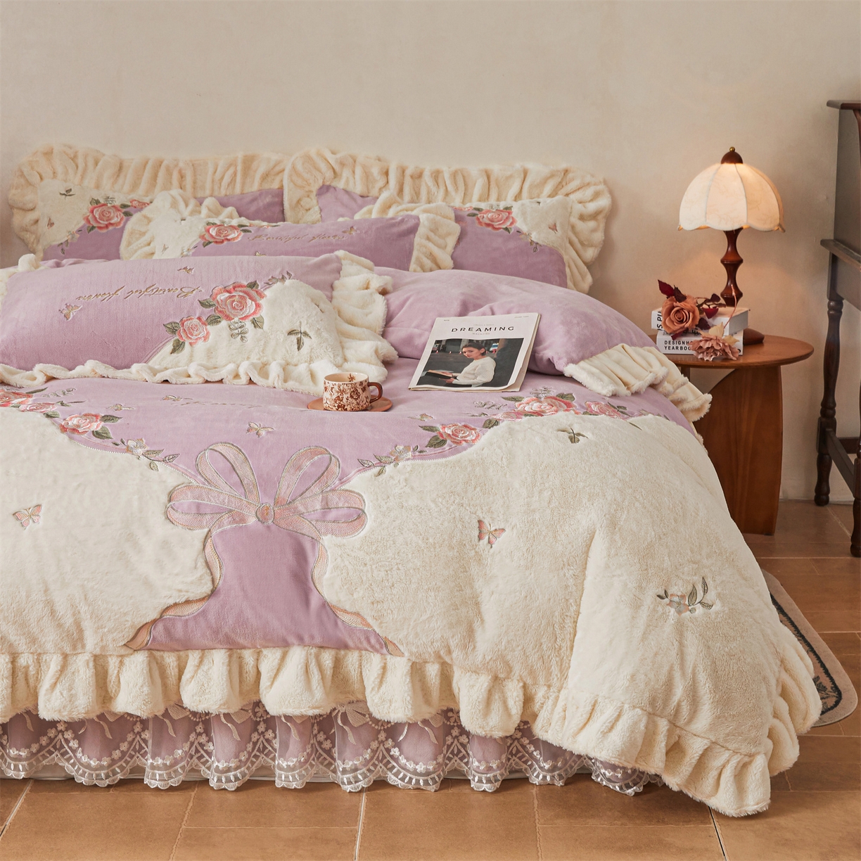 91家纺网 家纺一手货源 找家纺 宜凡家纺 2025新款牛奶绒贴布兔绒刺绣床裙四件套--淡香伊人系列 淡香伊人-罗兰紫