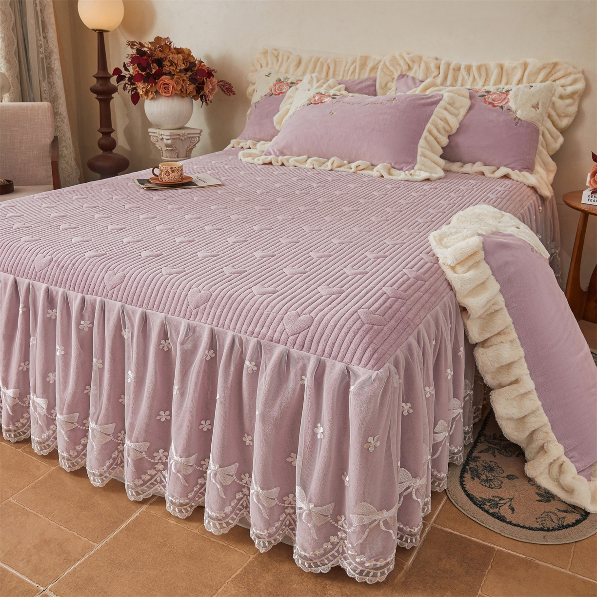 91家纺网 家纺一手货源 找家纺 宜凡家纺 2025新款牛奶绒贴布兔绒刺绣床裙四件套--淡香伊人系列 淡香伊人-罗兰紫