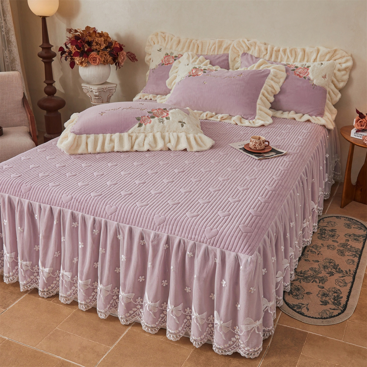 91家纺网 家纺一手货源 找家纺 宜凡家纺 2025新款牛奶绒贴布兔绒刺绣床裙四件套--淡香伊人系列 淡香伊人-罗兰紫