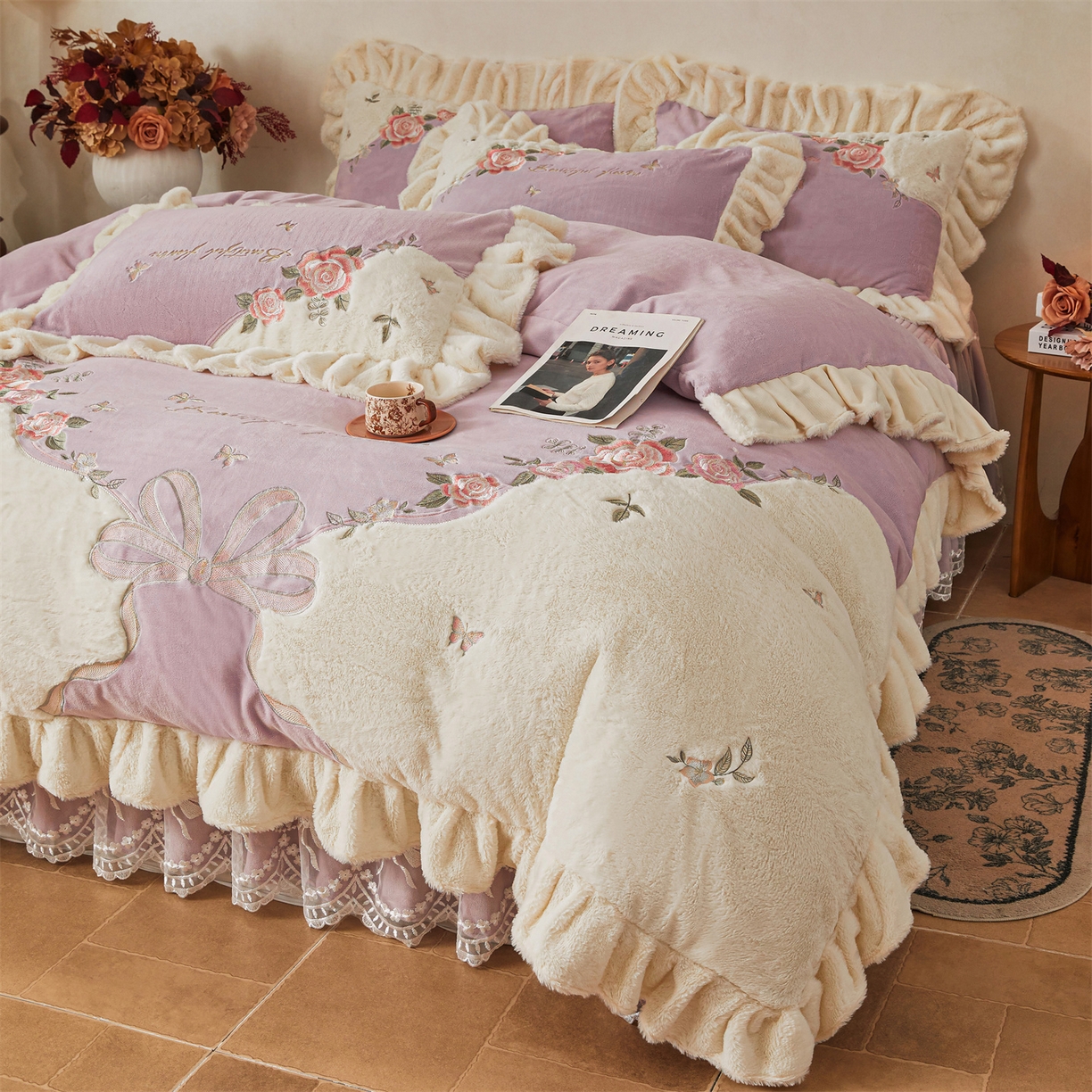 91家纺网 家纺一手货源 找家纺 宜凡家纺 2025新款牛奶绒贴布兔绒刺绣床裙四件套--淡香伊人系列 淡香伊人-罗兰紫