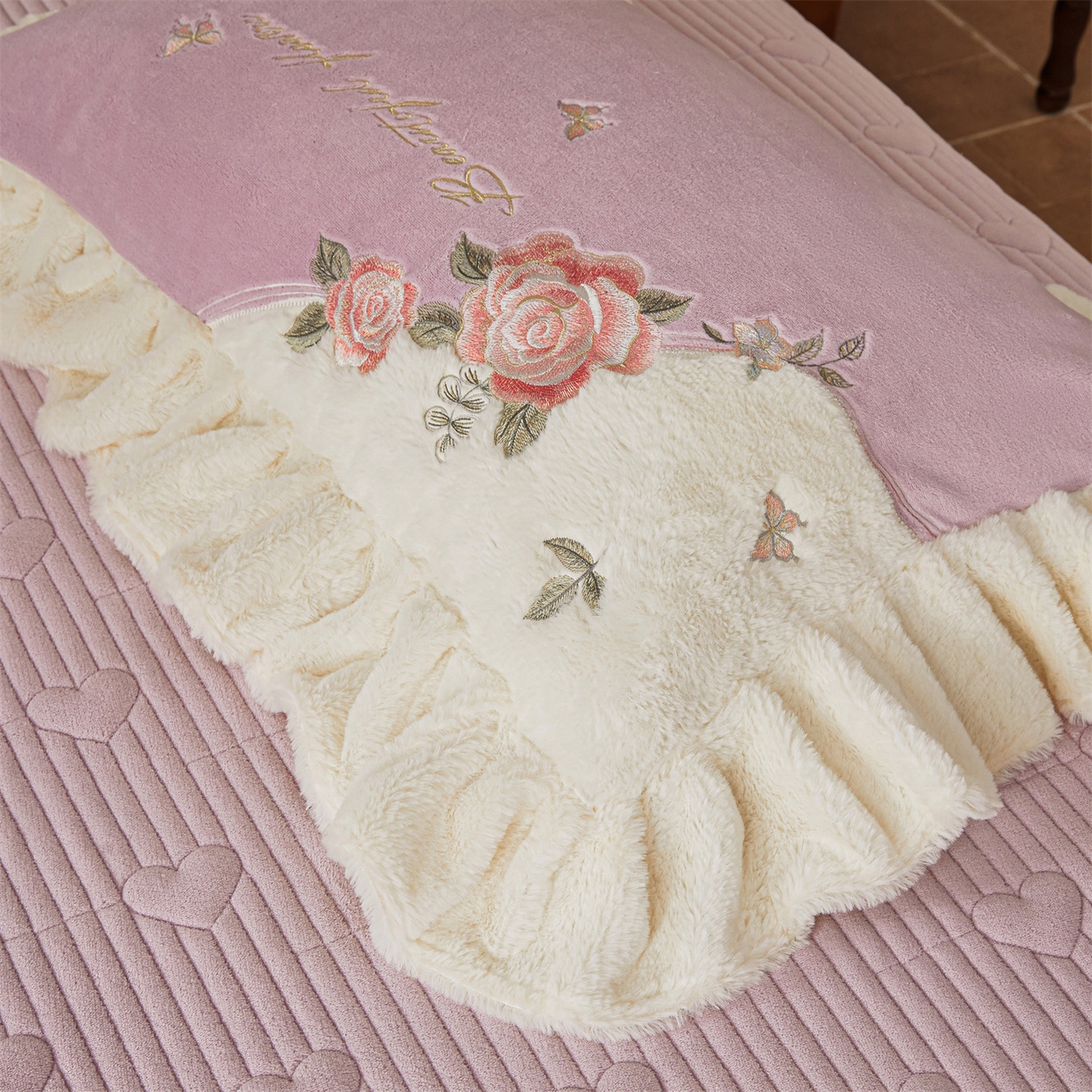 91家纺网 家纺一手货源 找家纺 宜凡家纺 2025新款牛奶绒贴布兔绒刺绣床裙四件套--淡香伊人系列 淡香伊人-罗兰紫