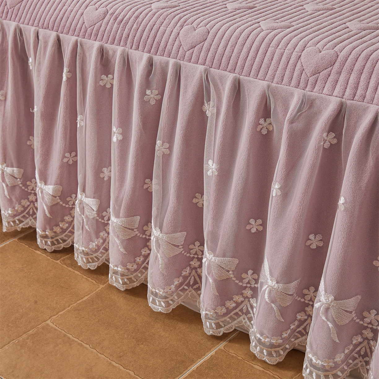 91家纺网 家纺一手货源 找家纺 宜凡家纺 2025新款牛奶绒贴布兔绒刺绣床裙四件套--淡香伊人系列 淡香伊人-罗兰紫