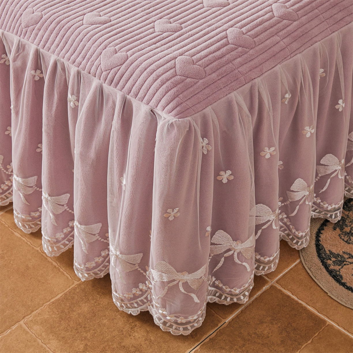 91家纺网 家纺一手货源 找家纺 宜凡家纺 2025新款牛奶绒贴布兔绒刺绣床裙四件套--淡香伊人系列 淡香伊人-罗兰紫