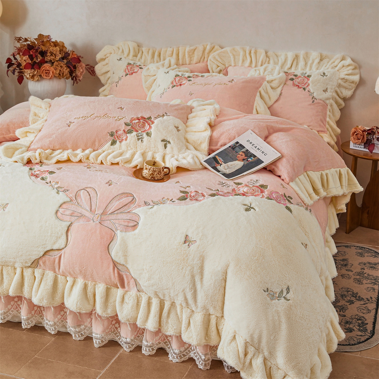 91家纺网 家纺一手货源 找家纺 宜凡家纺 2025新款牛奶绒贴布兔绒刺绣床裙四件套--淡香伊人系列 淡香伊人-仙女粉