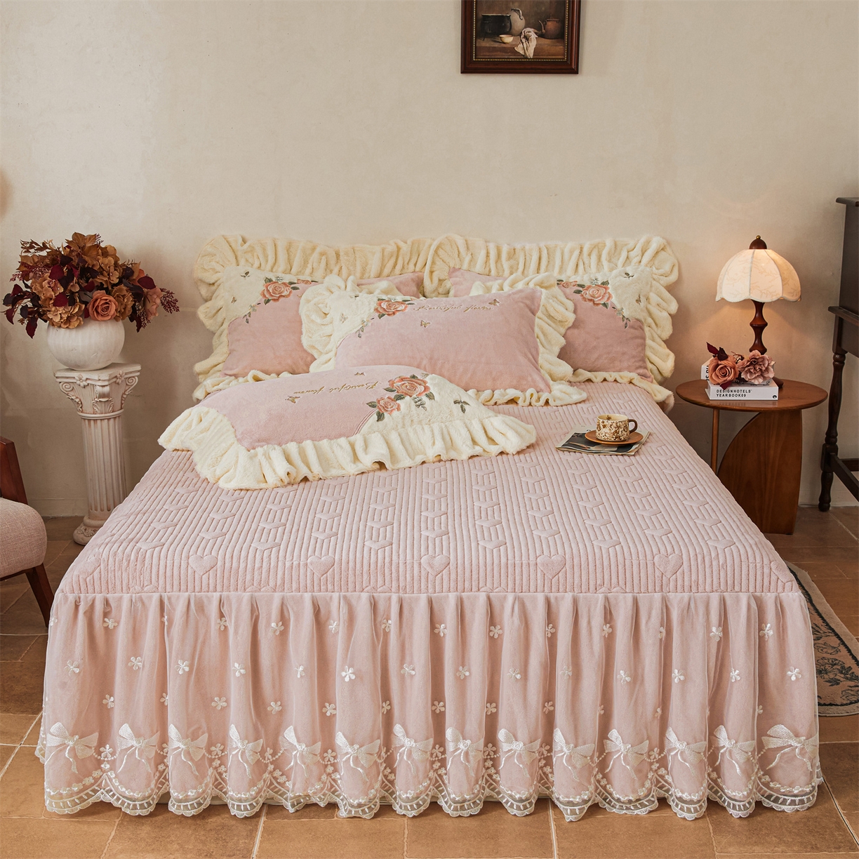 91家纺网 家纺一手货源 找家纺 宜凡家纺 2025新款牛奶绒贴布兔绒刺绣床裙四件套--淡香伊人系列 淡香伊人-香芋紫