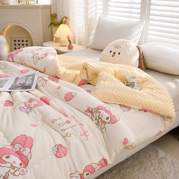 91家纺网 家纺一手货源 找家纺 （总）艾兜坊 2025新款三丽鸥水洗棉3D豆豆被 被子被芯